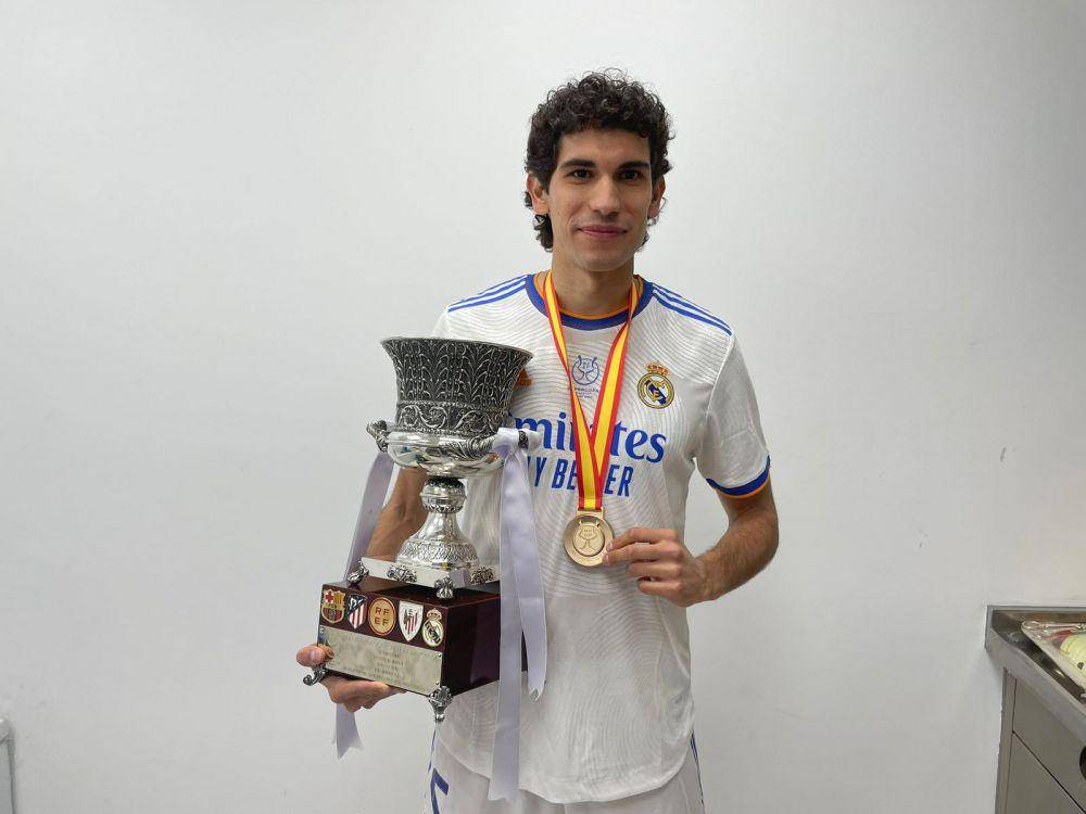 Jesus Vallejo bersama medali dan trofi Piala Super Spanyol. (twitter.com/JesusVallejo)
