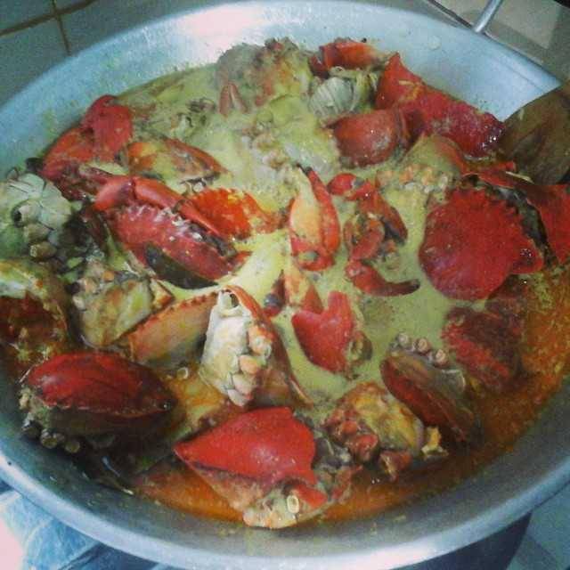 memasak kepiting bumbu rujak (instagram.com/dhinilarasati)