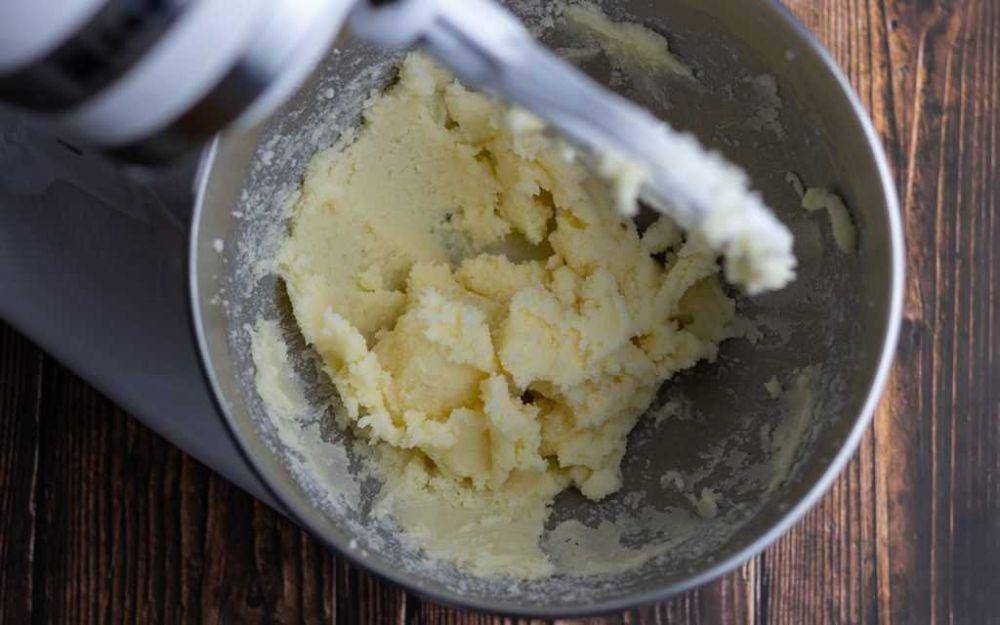 ilustrasi mix butter dan gula (tasteofhome.com)