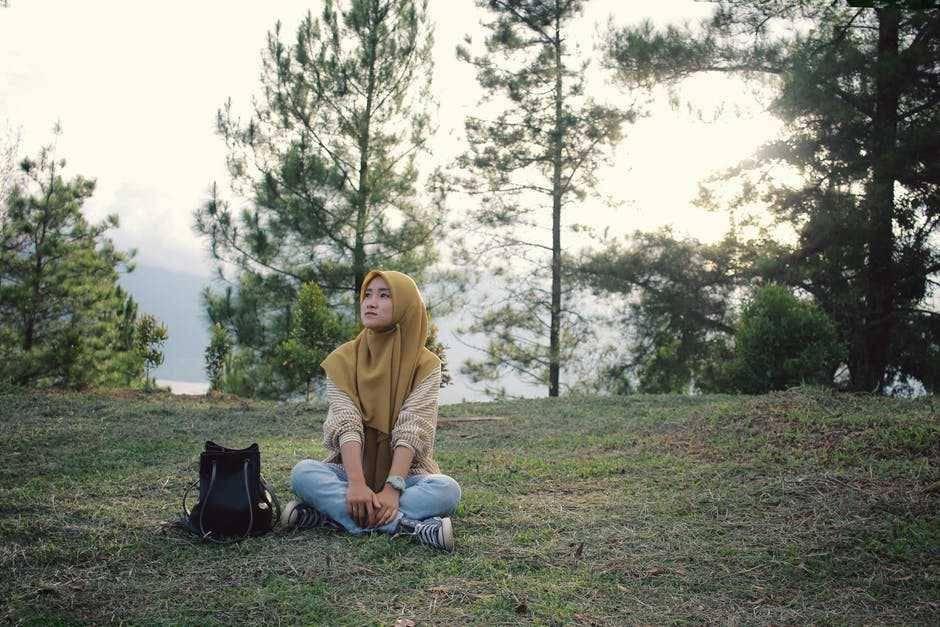ilustrasi wanita duduk termenung (pexels.com/Padli Pradana)