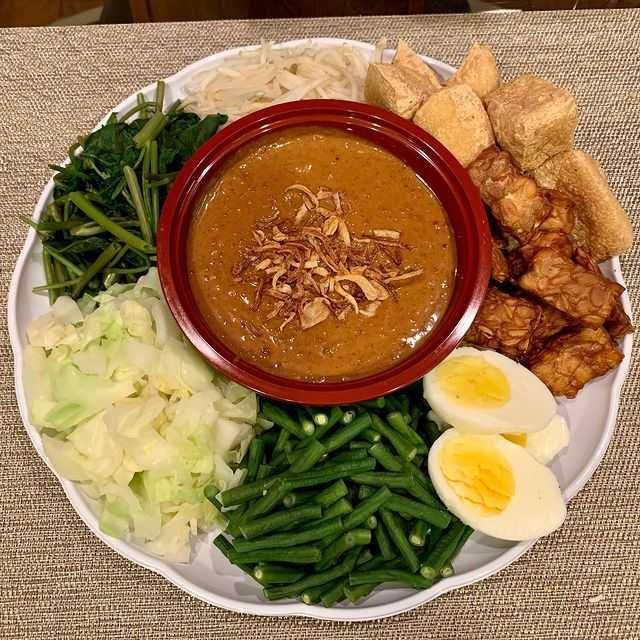 pecel sayur bumbu kacang (instagram.com/vivis_simple)