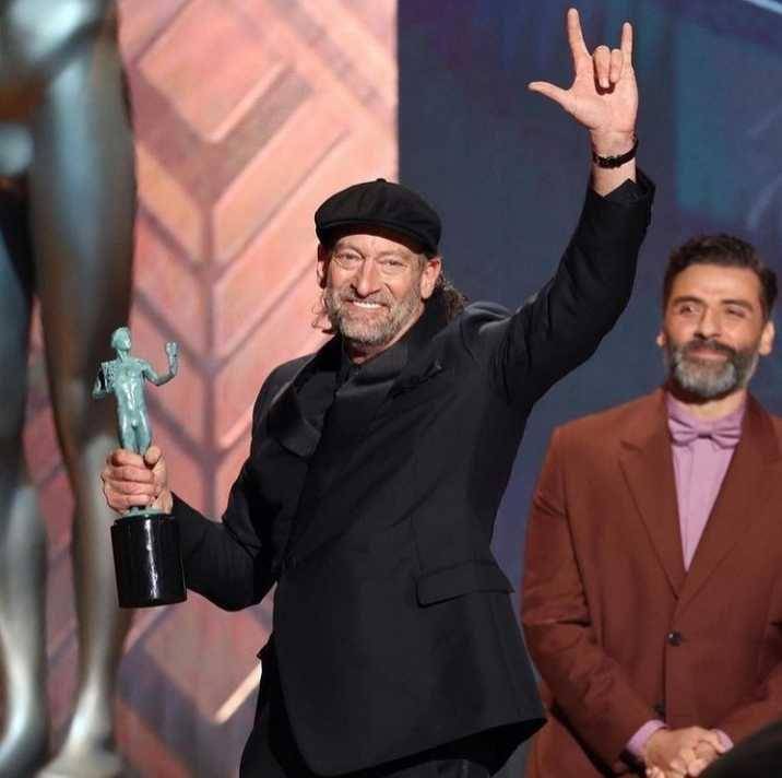 Troy Kotsur di SAG Awards 2022 (instagram.com/vandypop)
