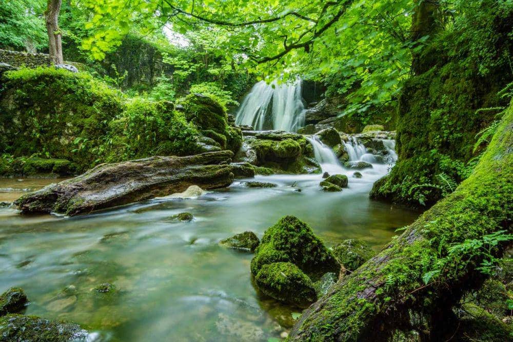 ilustrasi air terjun (pexels.com/pixabay)