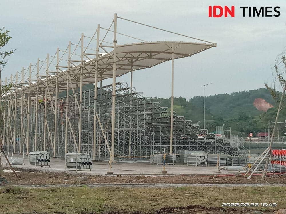 Pembangunan tribune penonton MotoGP Mandalika di depan tikungan 16 (IDN Times/Muhammad Nasir)
