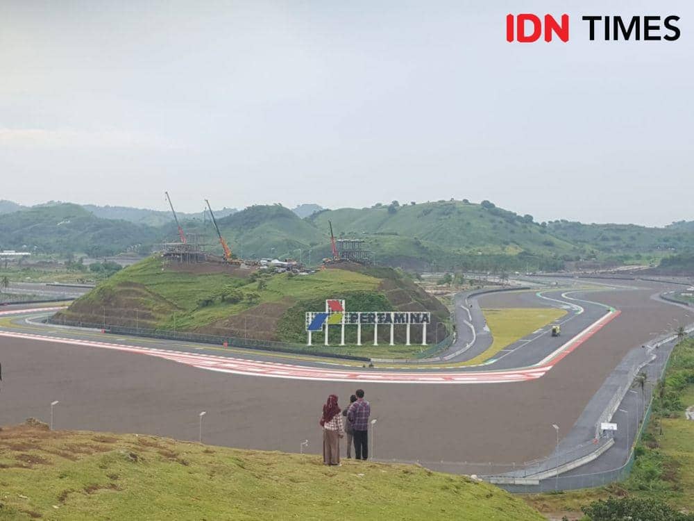 Sirkuit Mandalika tikungan 10 dilihat dari Bukit Pantai Seger Kuta Mandalika (IDN Times/Muhammad Nasir)