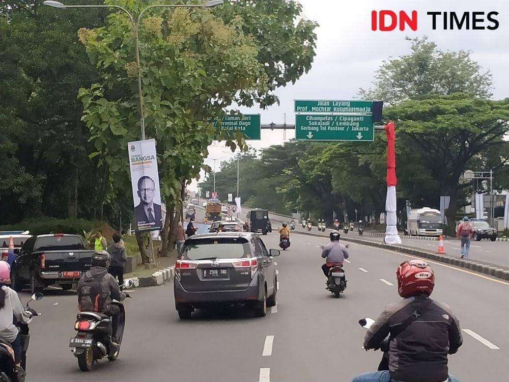 Jalan Pasupati resmi berganti nama menjadi Jalan Mochtar Kusumaatmaja (IDN Times/Azzis Zulkhairil)