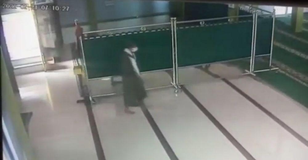 Pencurian Kotak Amal Masjid di Palembang Viral Terekam CCTV