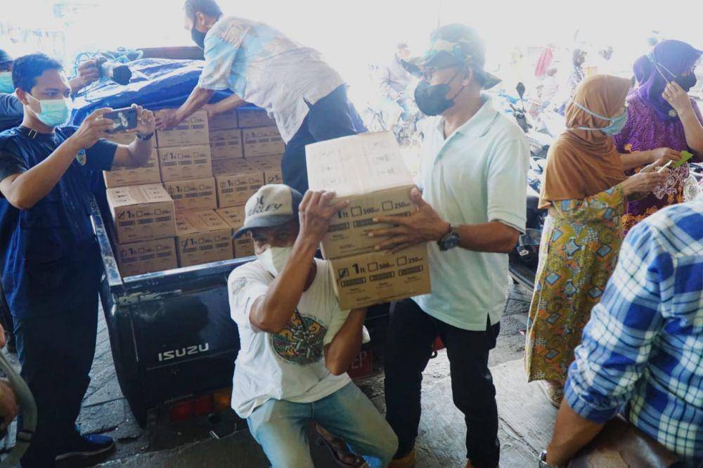Bupati Hanindhito Himawan Pramono kembali menggelontorkan minyak goreng (migor) ke pedagang di 12 pasar tradisional se-Kabupaten Kediri, Sabtu (26/2/2022). (Dok. Kediri)