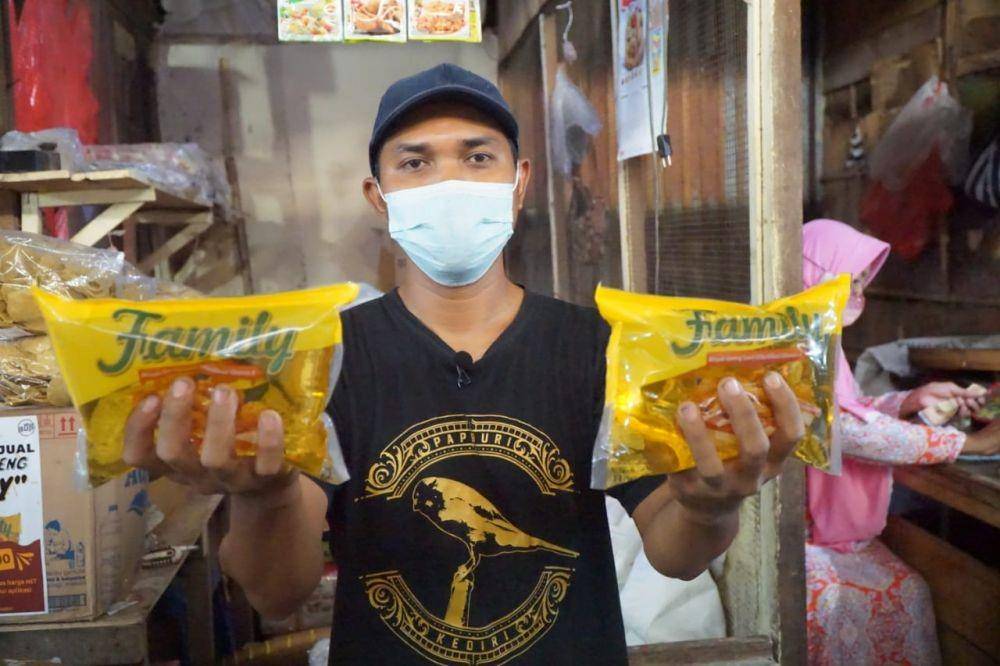 Pedagang di Kediri megang minyak. (Dok. Pemkab Kediri)