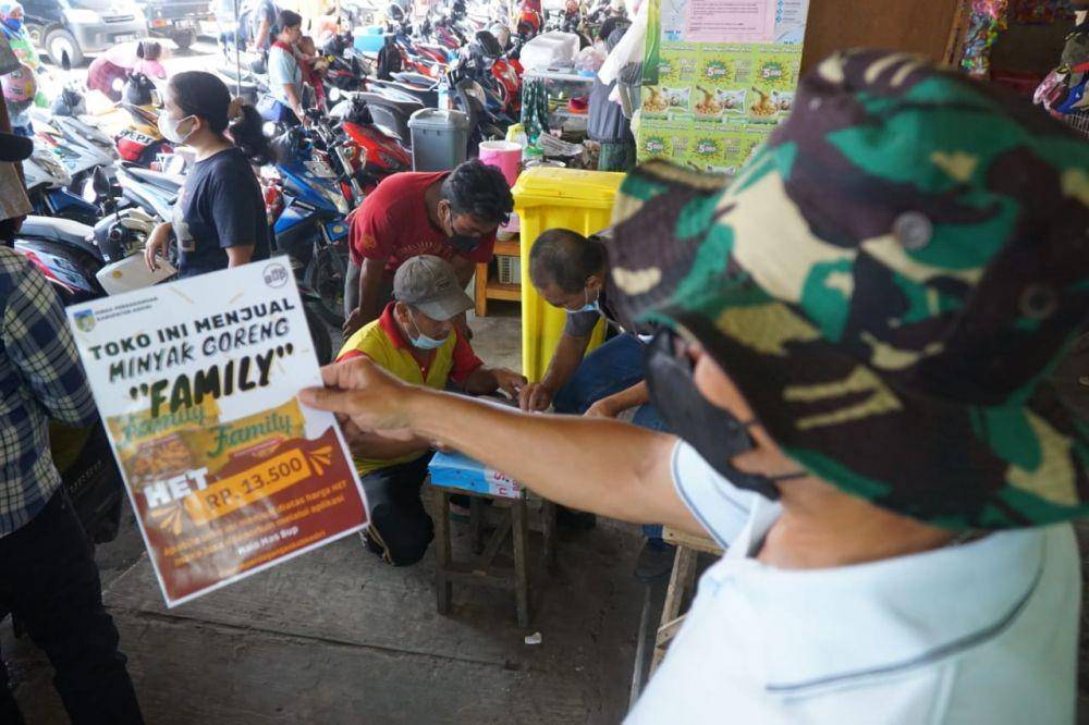 Bupati Hanindhito Himawan Pramono kembali menggelontorkan minyak goreng (migor) ke pedagang di 12 pasar tradisional se-Kabupaten Kediri, Sabtu (26/2/2022). (Dok. Kediri)