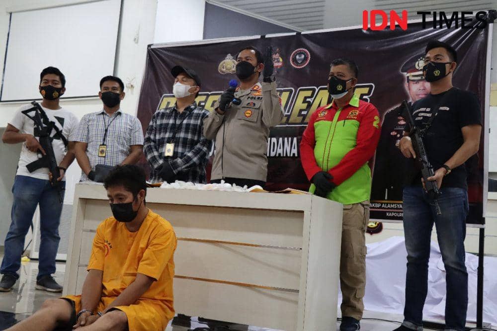 (Tersangka Afek saat diamankan Polres Muba beserta barang bukti) IDN Times/Yuliani