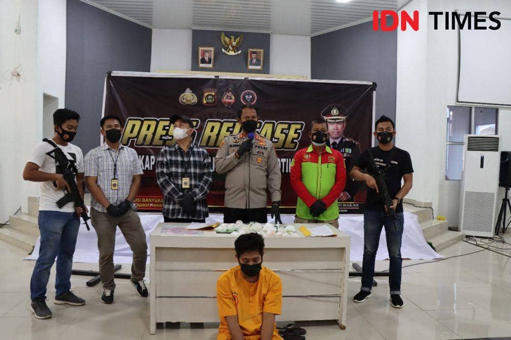 (Tersangka Afek saat diamankan Polres Muba beserta barang bukti narkoba) IDN Times/Yuliani