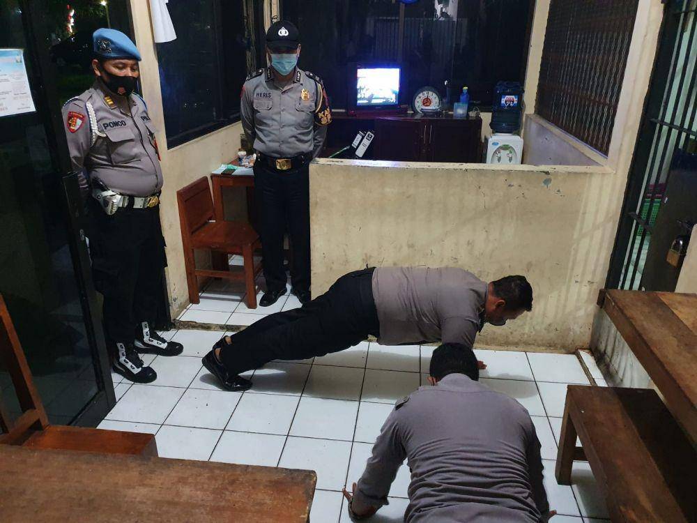 Dua polisi dihukum push up oleh Propam Polda Jateng lantaran telat masuk kerja. (IDN Times/Humas Polda Jateng)