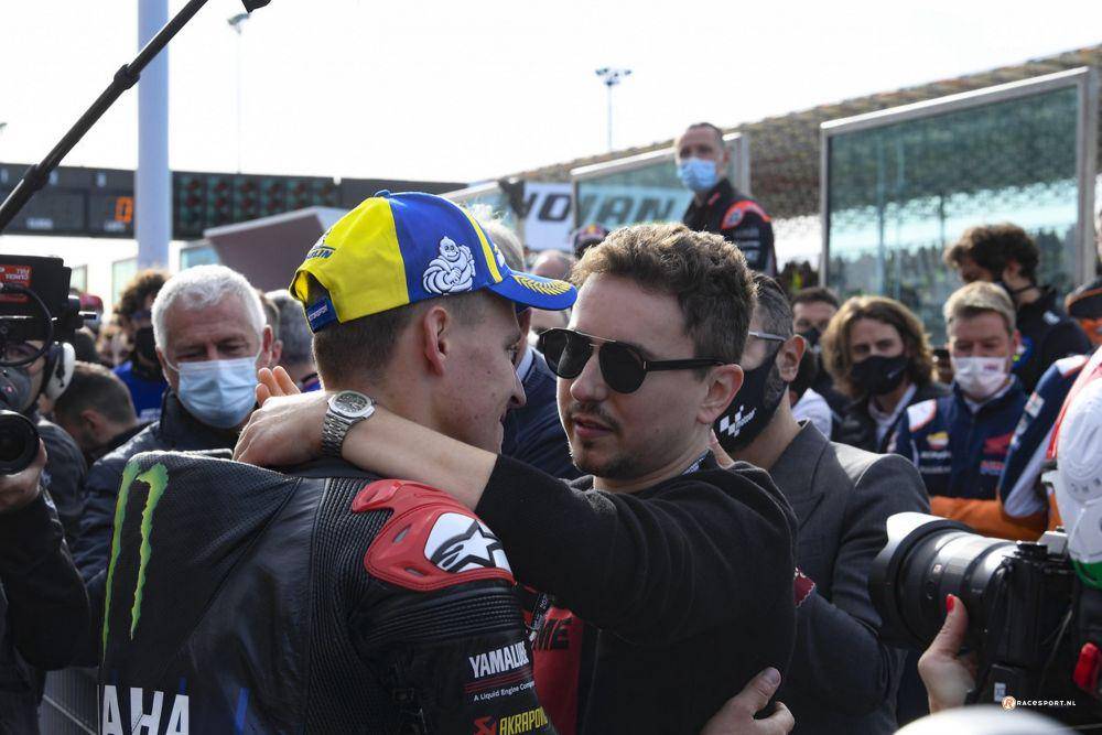 Jorge Lorenzo memeluk Fabio Quartararo dalam sebuah pekan balap. (twitter.com/Racesport)