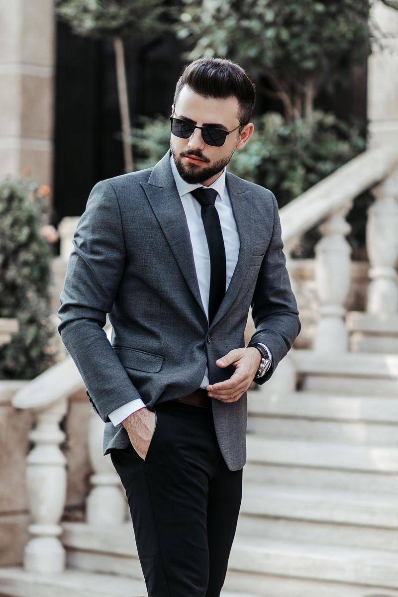 Setelan jas berdasi pria (unsplash.com/Mohamad Khosravi)