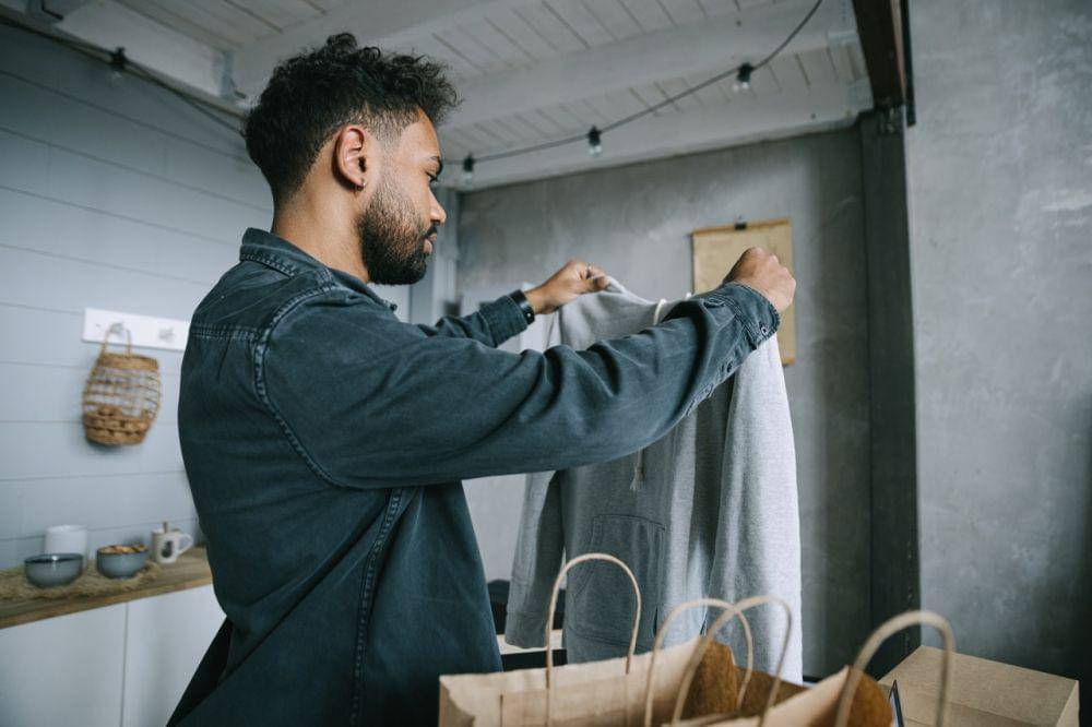 ilustrasi mengamati kualitas pesanan (pexels.com/Ivan Samkov)