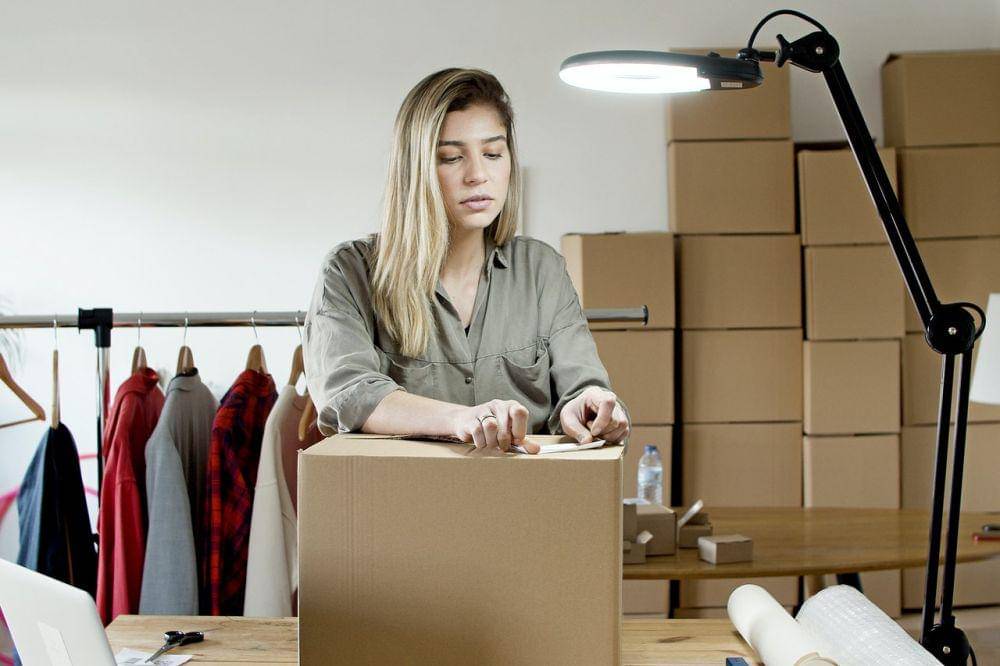 ilustrasi mengemas pesanan (pexels.com/Kampus Production)