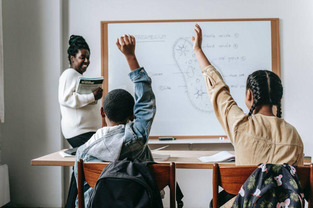 ilustrasi aktif di kelas (pexels.com/Katerina Holmes)