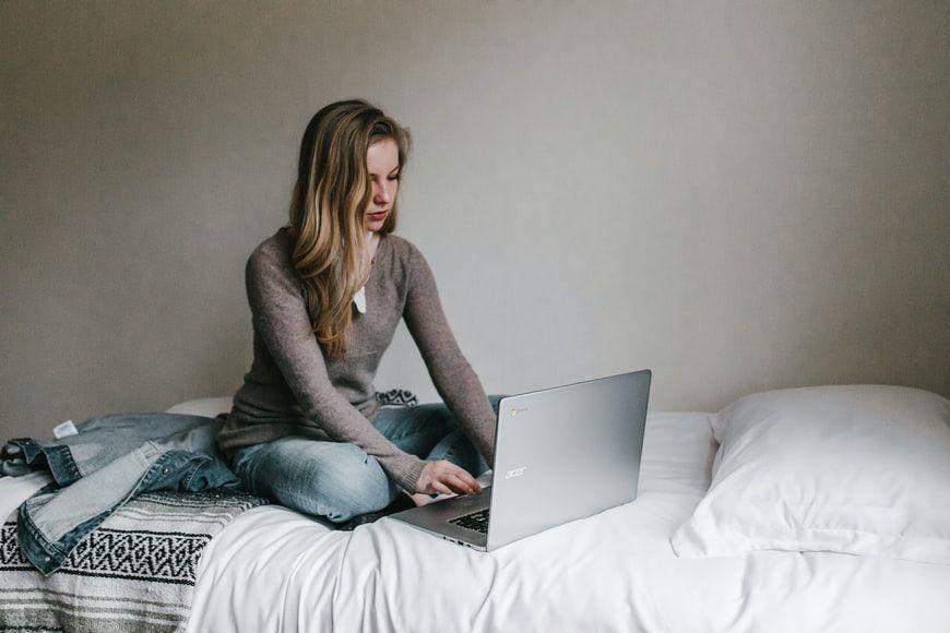 ilustrasi bekerja dengan di atas tempat tidur (unsplash.com/andrewneel)