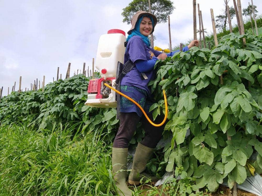 10 Potret Novi Listiana, Pedangdut Banting Setir Jadi Petani