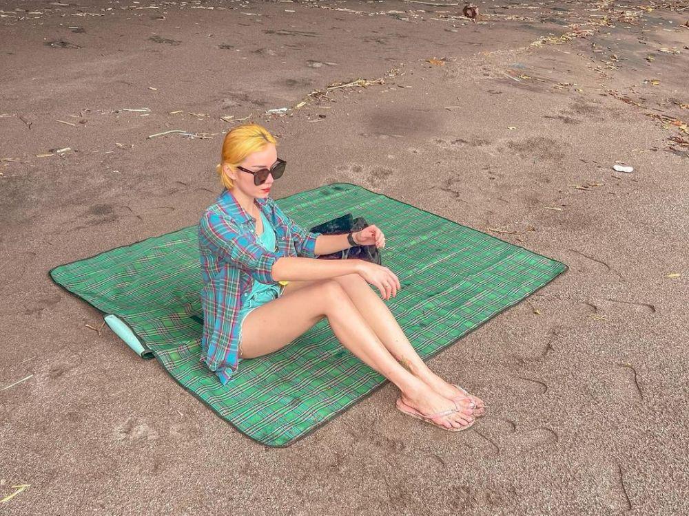 10 Potret Terbaru Dara The Virgin yang kini Berambut Blonde