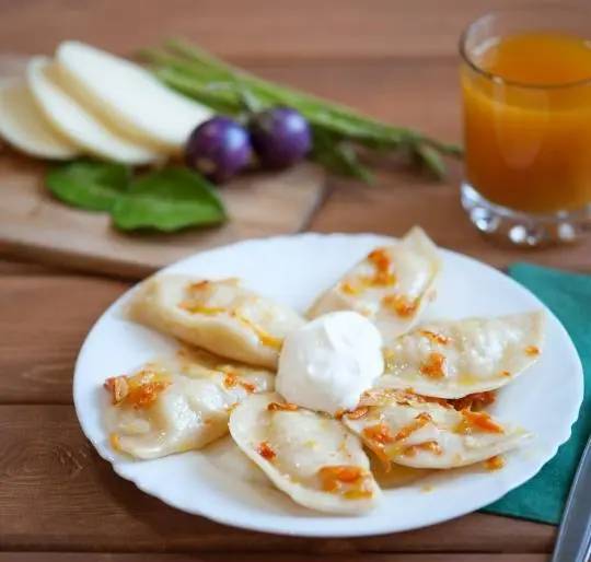 Varenyky khas Ukraina (chefspencil.com)