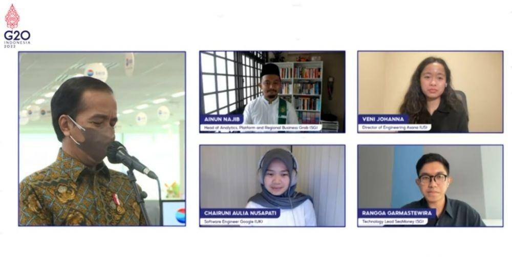 Presiden Joko "Jokowi" Widodo ketika berbincang dengan empat WNI yang aktif berkarier di dunia teknologi informasi (TI) (Tangkapan layar YouTube Sekretariat Presiden)