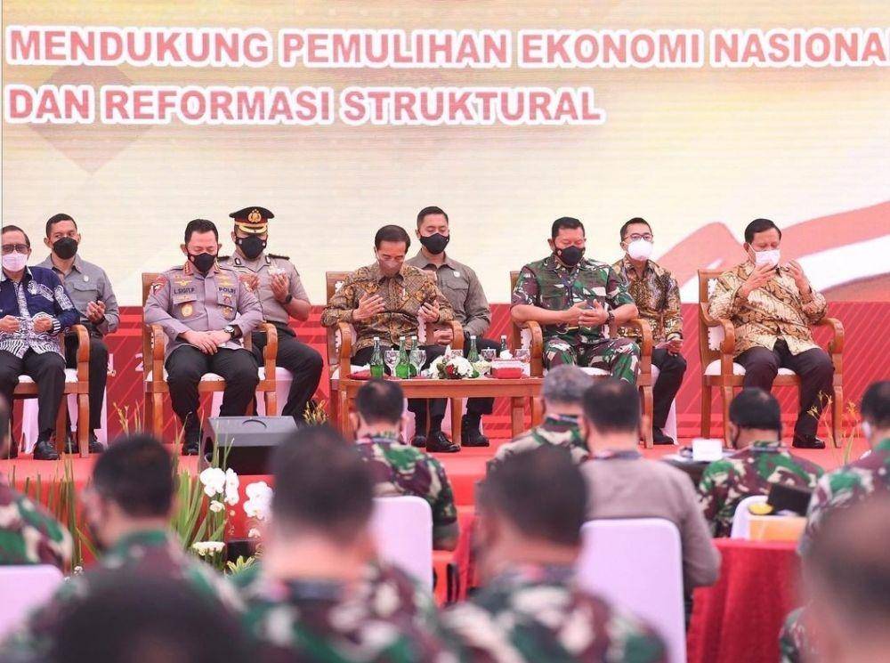 Kepala Staf TNI Angkatan Laut (KSAL) Laksamana Yudo Margono (kedua dari kanan) mendampingi Presiden Joko "Jokowi" Widodo membuka rapim TNI-Polri. (www.instagram.com/@kemhanri)