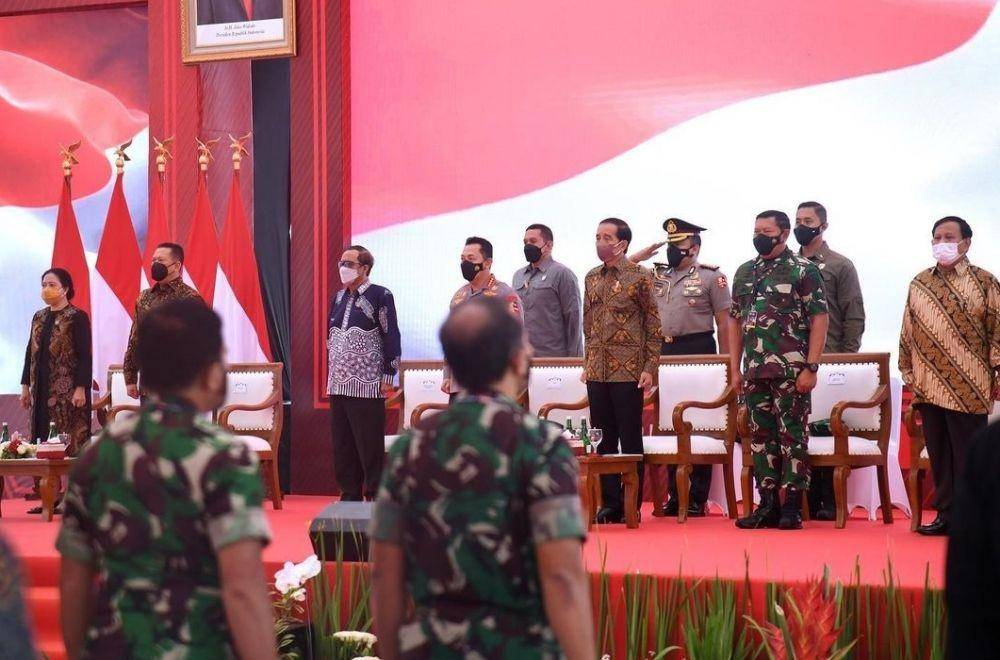 Kepala Staf TNI Angkatan Laut (KSAL) Laksamana Yudo Margono (kedua dari kanan) mendampingi Presiden Joko "Jokowi" Widodo membuka rapim TNI-Polri. (www.instagram.com/@kemhanri)