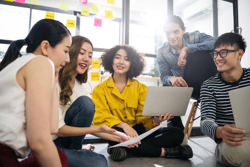 Ilustrasi suasana bekerja yang mendukung karyawan (Shutterstock/Pond Saksit)