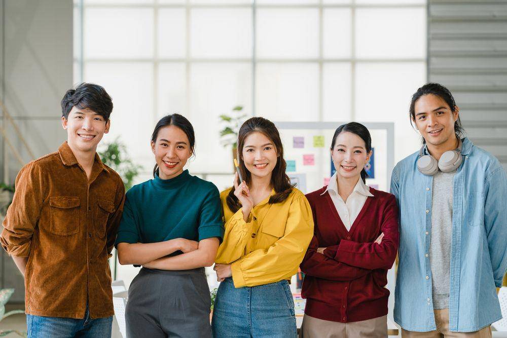 Millennial dan Gen Z (Shutterstock/Tirachard Kumtanom)