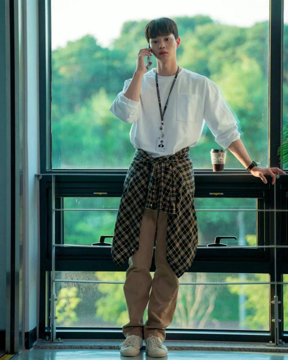 ide outfit kantor ala Song Kang (Instagram.com/songkang_01)
