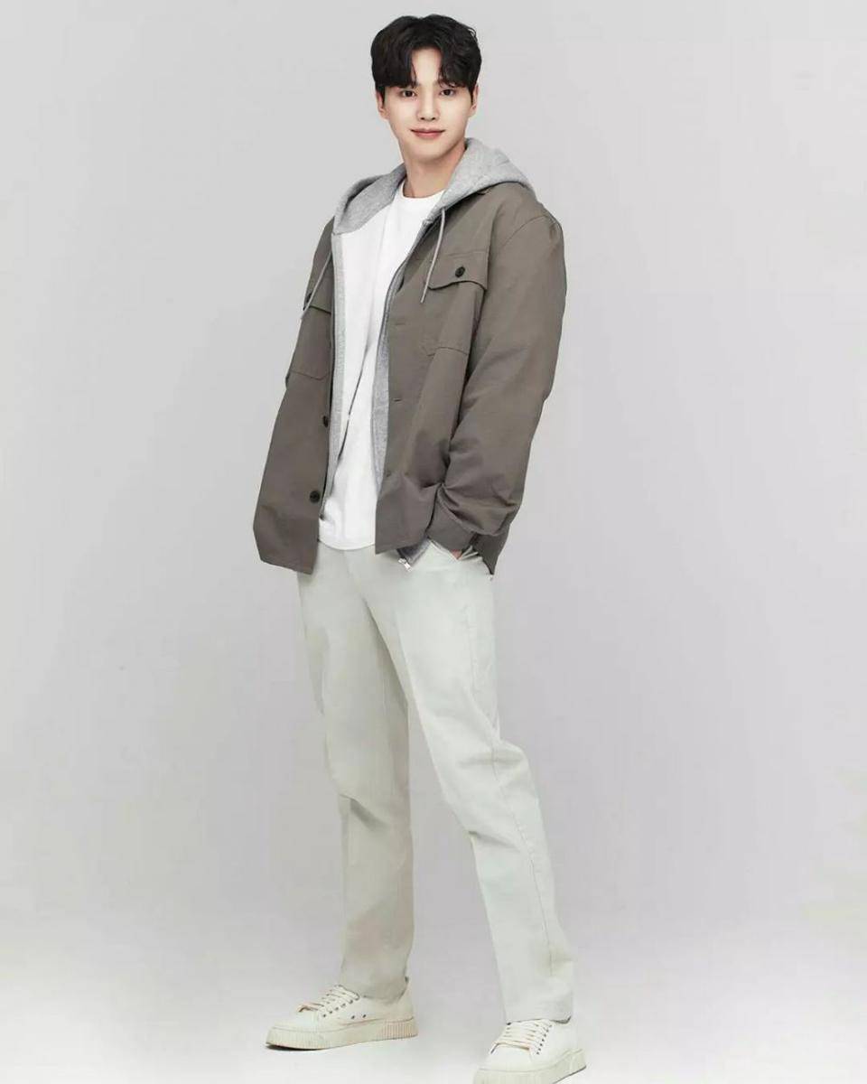 ide outfit kantor ala Song Kang (Instagram.com/songkang_01)