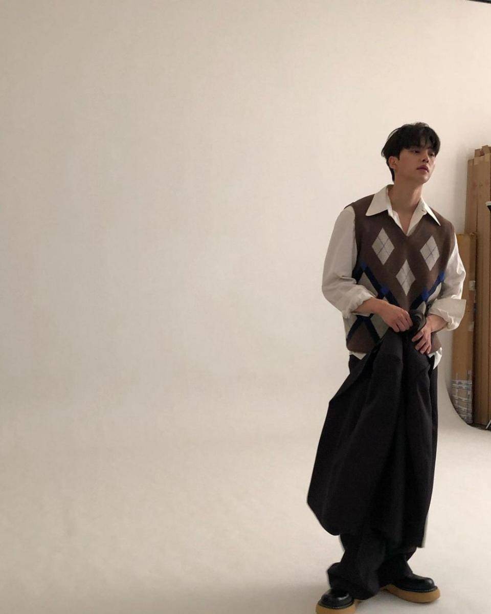 ide outfit kantor ala Song Kang (Instagram.com/songkang_b)