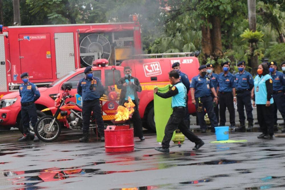 Pelatihan pemadaman api oleh Dinas Pemadam Kebakaran Surabaya. dok. Diskominfo Kota Surabaya.
