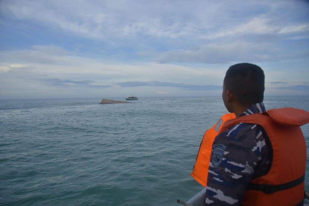 TNI AL evakuasi para nelayan asal Sumatra Utara (Sumut) yang kapal tenggelam setelah ditabrak tanker. (Dokumentasi Lanal Lhokseumawe untuk IDN Times)