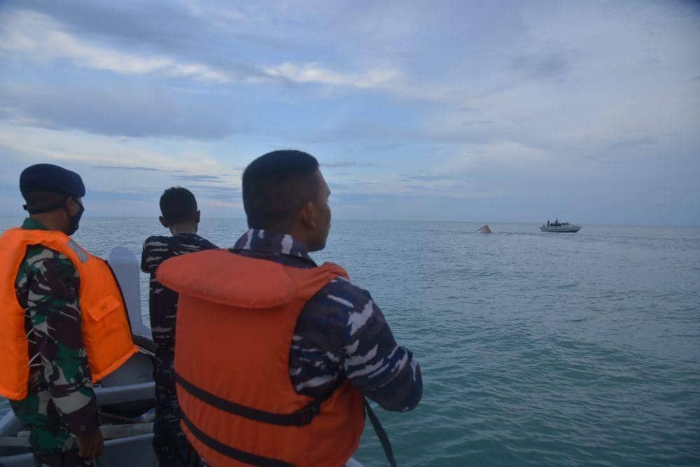 TNI AL evakuasi para nelayan asal Sumatra Utara (Sumut) yang kapal tenggelam setelah ditabrak tanker. (Dokumentasi Lanal Lhokseumawe untuk IDN Times)