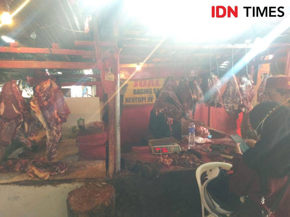 Harga daging sapi potong di sejumlah pasar tradisional berada di Kota Bandar Lampung terus merangkak naik sejak beberapa hari terakhir. (IDN Times/Tama Yudha Wiguna)