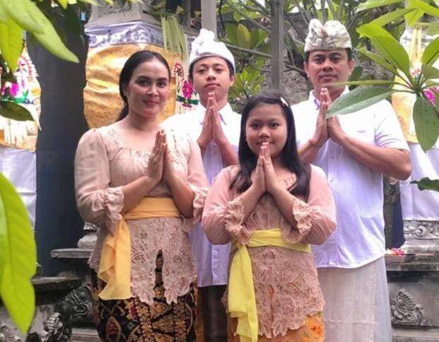 I Made Agus Putra Adnyana dan keluarga saat merayakan momen Hari Raya Nyepi. (IDN Times/Istimewa)