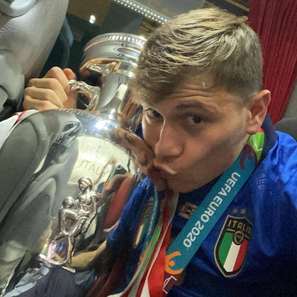 Nicolo Barella mencium trofi Piala Eropa 2020. (instagram.com/nicolo_barella)