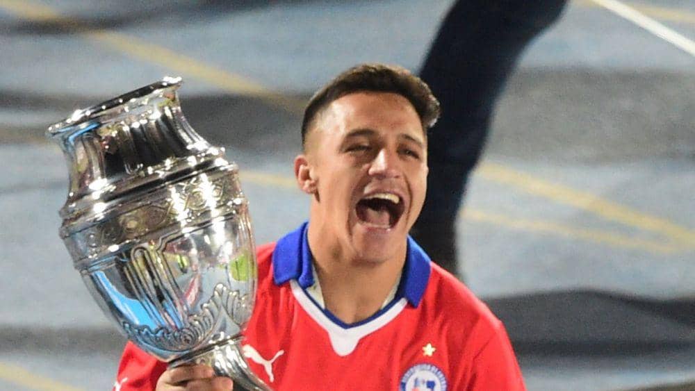 Alexis Sanchez memegang trofi Copa America 2015. (skysports.com)