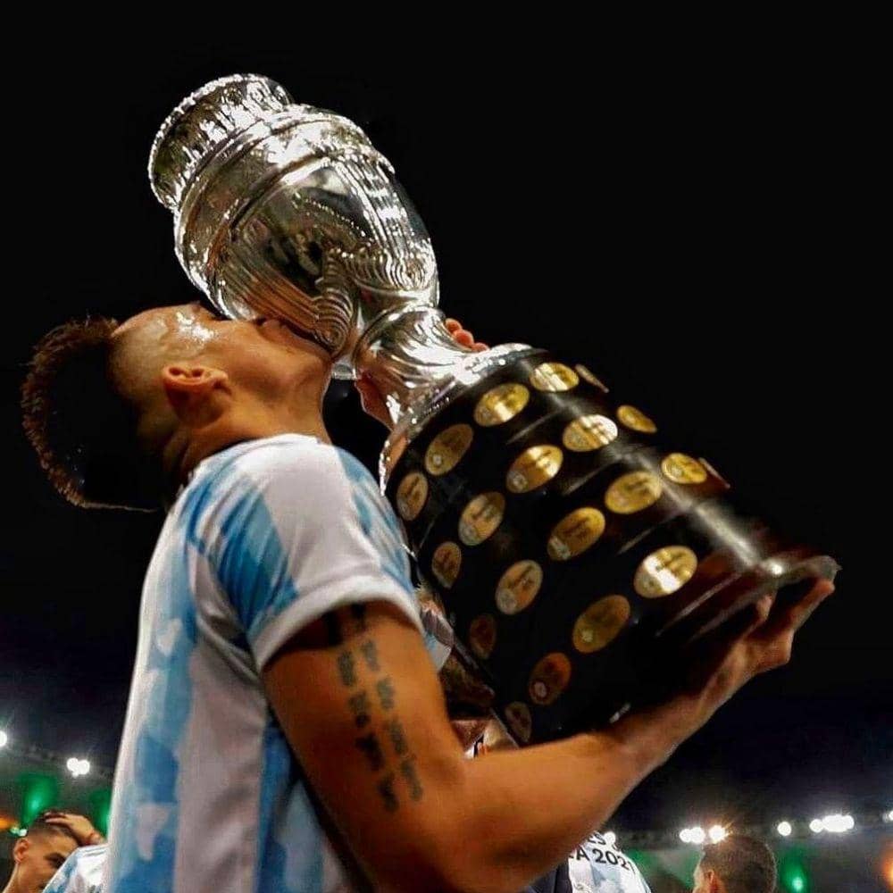 Lautaro Martinez mencium trofi Copa America 2021. (instagram.com/lautaromartinez)