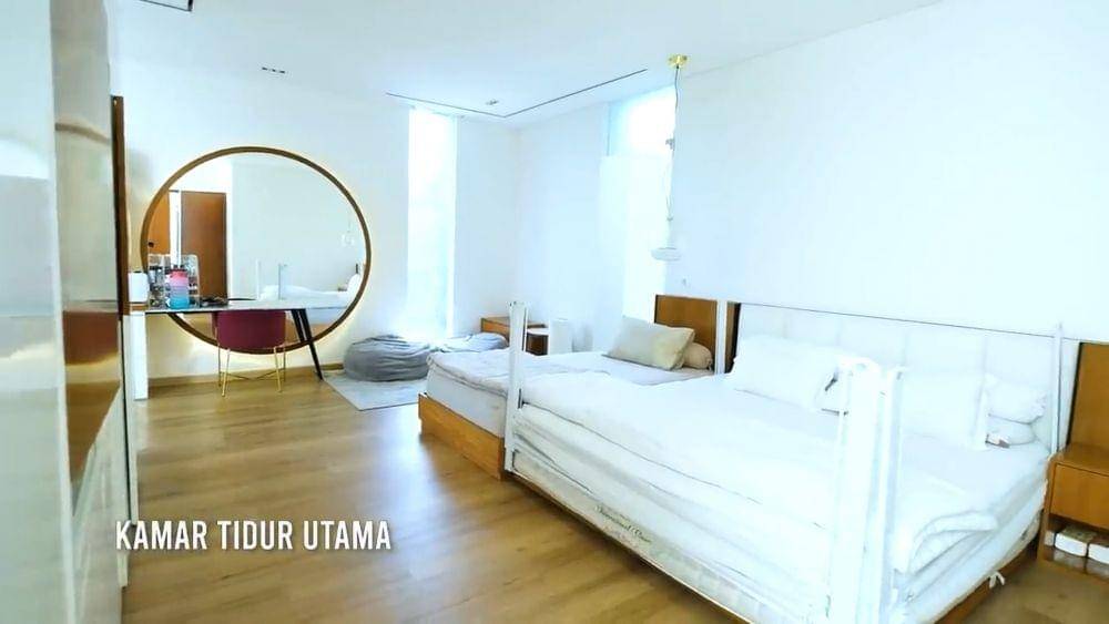 potret kamar Raditya Dika (youtube/Titi dan Tian)