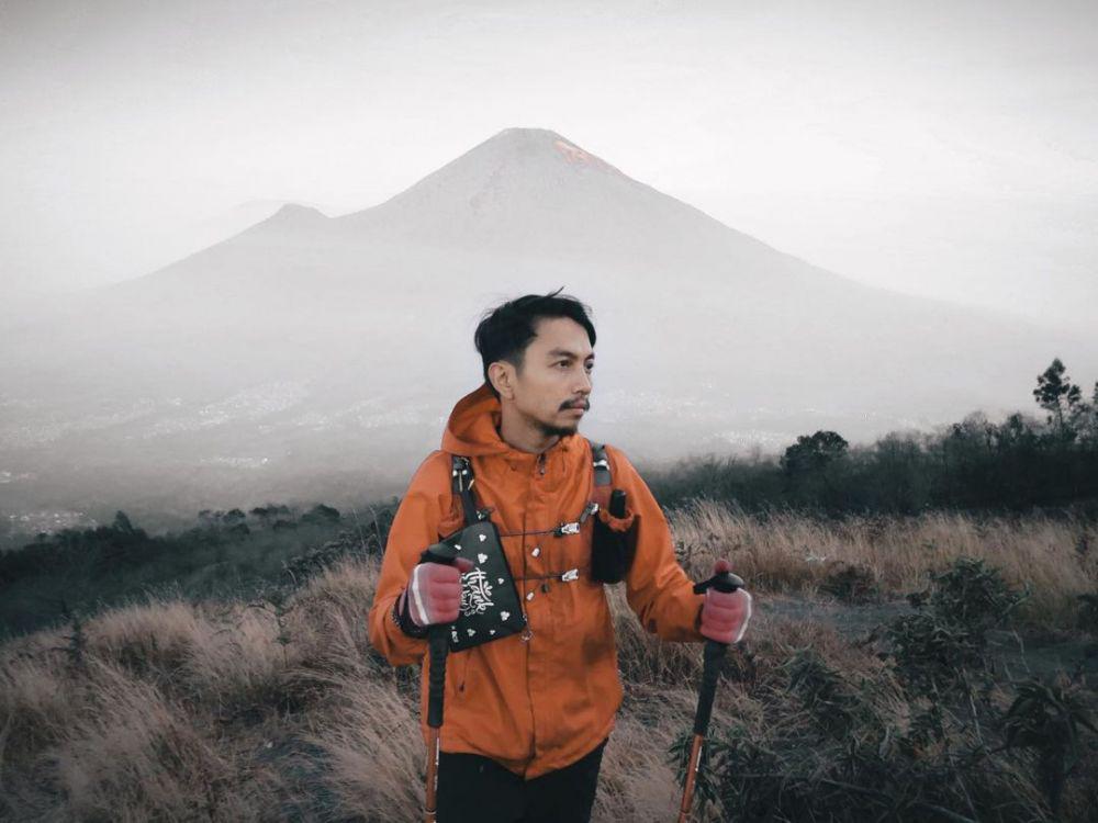 10 Lagu Fiersa Besari yang Mampu Temani Hati yang Luka hingga Berbunga