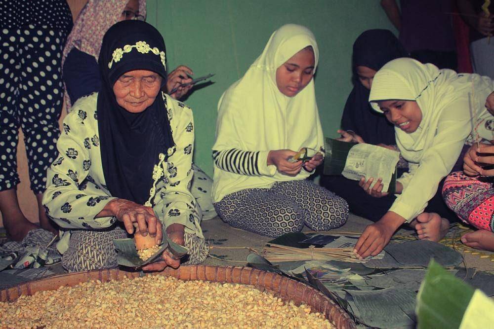 membuat tempe di Desa Wisata Pentingsari (instagram.com/desawisatapentingsari)
