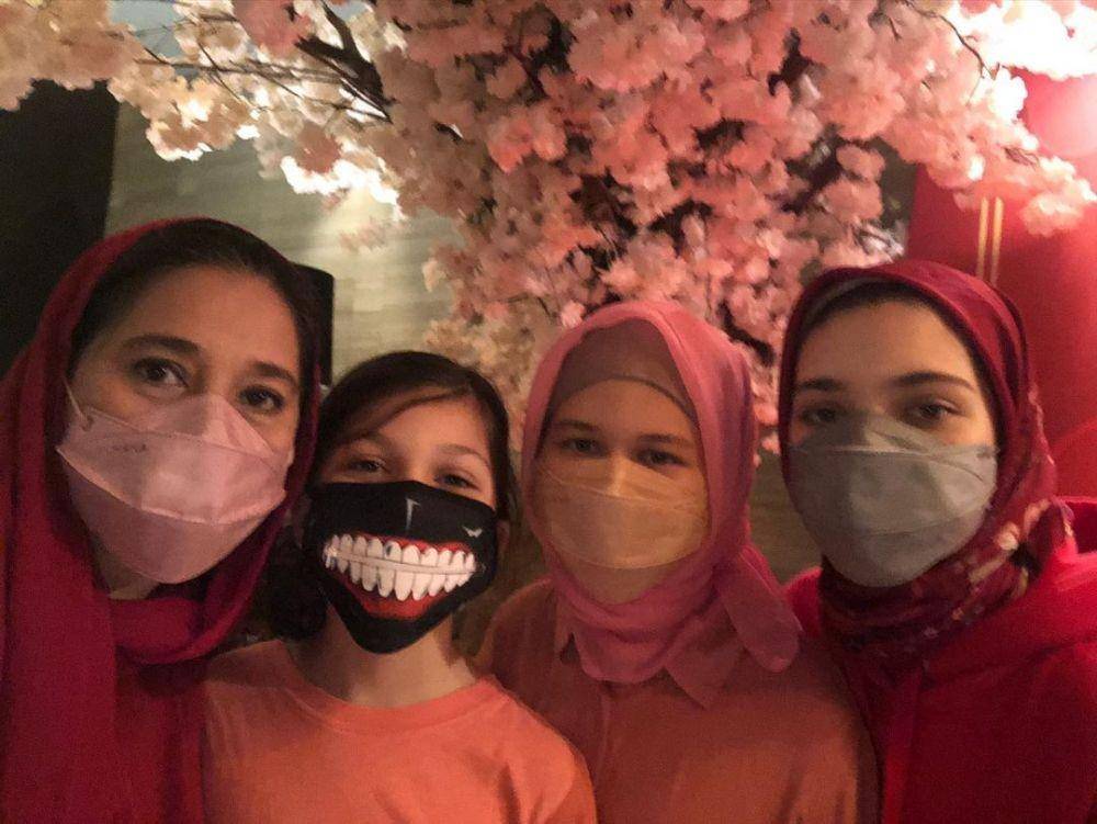 potret Ayu Azhari dan keluarga yang hijah (instagram.com/ayukhadijahazhari)
