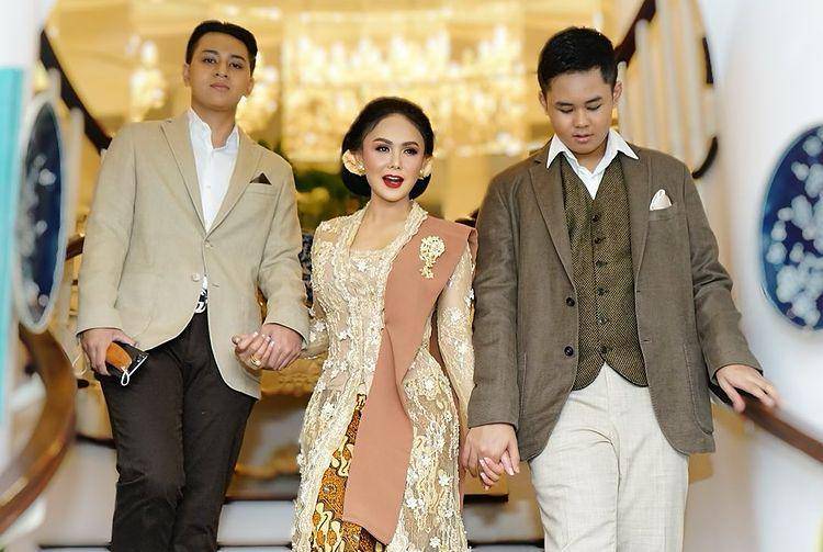 potret Yuni Shara dengan dua anak lelakinya (instagram.com/yunishara36)