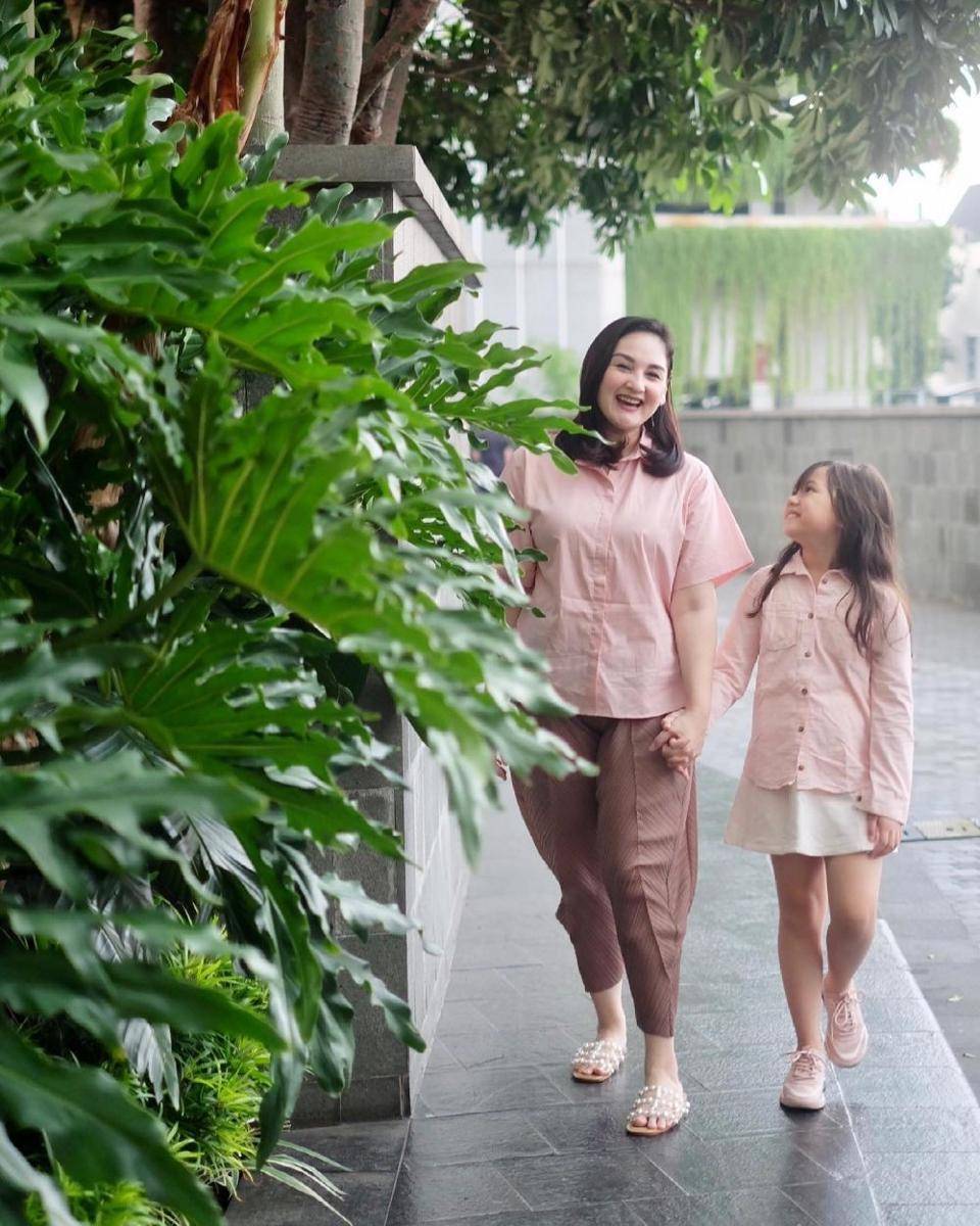 OOTD Mona Ratuliu momong anak (instagram.com/monaratuliu)