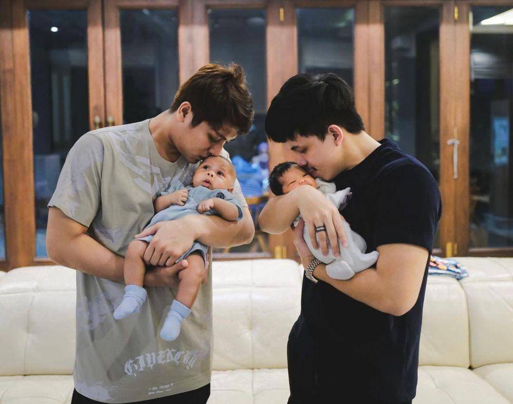 Atta dan Billar cium kening anak masing-masing. (instagram.com/aurelie.hermansyah)