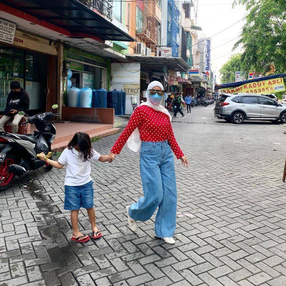 OOTD Meisya Siregar momong anak (instagram.com/meisya_siregar)